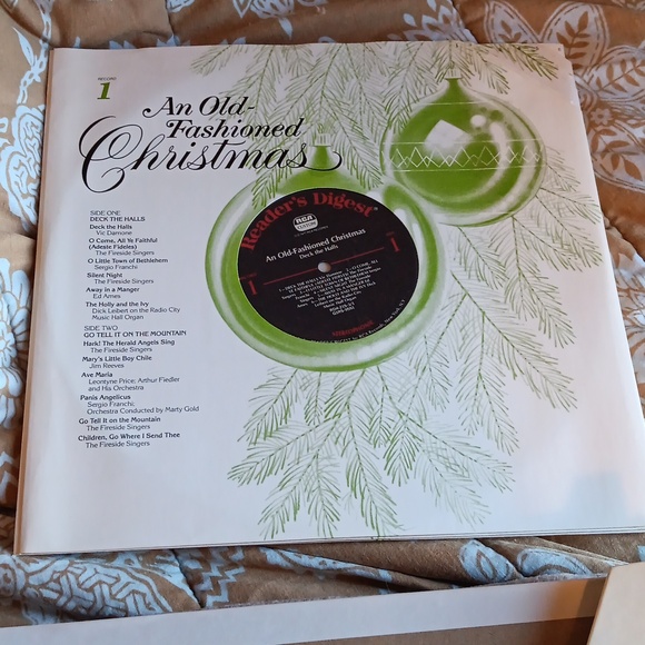 AN OLD FASHIONED CHRISTMAS RECORD BOX SET - Picture 5 of 5